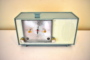 マリナーブルーとアイボリー 1964 RCA Victor Model 4RD40 AM 真空管目覚まし時計ラジオは素晴らしいですね。非常に良い状態！