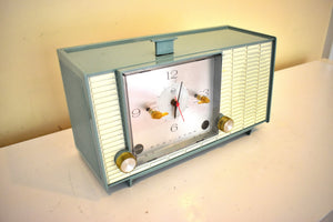 マリナーブルーとアイボリー 1964 RCA Victor Model 4RD40 AM 真空管目覚まし時計ラジオは素晴らしいですね。非常に良い状態！