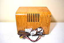 Load image into Gallery viewer, Tiger Stripe Maple Wood Grain Finished 1948 RCA Victor Model 75X15 AM Brown Bakelite Vacuum Tube Radio