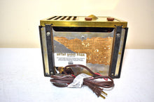 Load image into Gallery viewer, Tiger Stripe Maple Wood Grain Finished 1948 RCA Victor Model 75X15 AM Brown Bakelite Vacuum Tube Radio