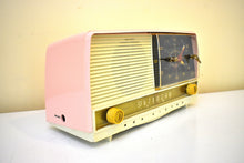 Charger l&#39;image dans la galerie, Powder Pink 1956 RCA Victor Model 8-C-7FE Vacuum Tube AM Clock Radio Excellent Condition Sounds Great!