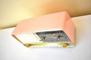 パウダーピンク 1956 RCA Victor Model 8-C-7FE 真空管 AM クロック ラジオ 素晴らしい状態のサウンドです。 