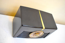 Charger l'image dans la galerie, Umber Brown Bakelite 1949 RCA Victor Model 8-X-541 Vacuum Tube AM Radio Sounds Great Popular Bakelite!