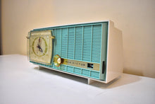 画像をギャラリービューアに読み込む, ターコイズとホワイトの 1957 RCA モデル X-4HE 真空管 AM ラジオは素晴らしいデュアル スピーカー サウンドを実現します。非常に良い状態！