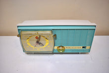 画像をギャラリービューアに読み込む, ターコイズとホワイトの 1957 RCA モデル X-4HE 真空管 AM ラジオは素晴らしいデュアル スピーカー サウンドを実現します。非常に良い状態！