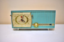 画像をギャラリービューアに読み込む, ターコイズとホワイトの 1957 RCA モデル X-4HE 真空管 AM ラジオは素晴らしいデュアル スピーカー サウンドを実現します。非常に良い状態！