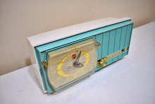 画像をギャラリービューアに読み込む, ターコイズとホワイトの 1957 RCA モデル X-4HE 真空管 AM ラジオは素晴らしいデュアル スピーカー サウンドを実現します。非常に良い状態！
