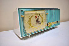 画像をギャラリービューアに読み込む, ターコイズとホワイトの 1957 RCA モデル X-4HE 真空管 AM ラジオは素晴らしいデュアル スピーカー サウンドを実現します。非常に良い状態！