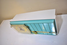 画像をギャラリービューアに読み込む, ターコイズとホワイトの 1957 RCA モデル X-4HE 真空管 AM ラジオは素晴らしいデュアル スピーカー サウンドを実現します。非常に良い状態！