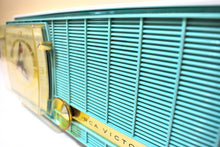 画像をギャラリービューアに読み込む, ターコイズとホワイトの 1957 RCA モデル X-4HE 真空管 AM ラジオは素晴らしいデュアル スピーカー サウンドを実現します。非常に良い状態！