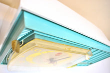 画像をギャラリービューアに読み込む, ターコイズとホワイトの 1957 RCA モデル X-4HE 真空管 AM ラジオは素晴らしいデュアル スピーカー サウンドを実現します。非常に良い状態！