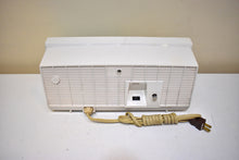 画像をギャラリービューアに読み込む, ターコイズとホワイトの 1957 RCA モデル X-4HE 真空管 AM ラジオは素晴らしいデュアル スピーカー サウンドを実現します。非常に良い状態！