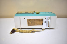 画像をギャラリービューアに読み込む, ターコイズとホワイトの 1957 RCA モデル X-4HE 真空管 AM ラジオは素晴らしいデュアル スピーカー サウンドを実現します。非常に良い状態！