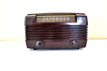 Load image into Gallery viewer, Arabica Brown Bakelite 1946 Radiola Model 61-8 Vacuum Tube AM Radio! Sounds Great! Excellent Condition!