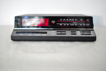 Charger l'image dans la galerie, Wood Grain 1980s 90s Radio Shack Realistic Model 12-1577 AM FM Digital Alarm Clock Radio! Excellent Condition!