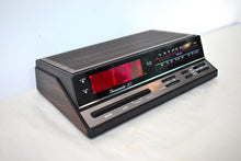 Charger l'image dans la galerie, Wood Grain 1980s 90s Radio Shack Realistic Model 12-1577 AM FM Digital Alarm Clock Radio! Excellent Condition!