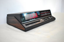 Charger l'image dans la galerie, Wood Grain 1980s 90s Radio Shack Realistic Model 12-1577 AM FM Digital Alarm Clock Radio! Excellent Condition!