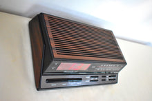 Charger l'image dans la galerie, Wood Grain 1980s 90s Radio Shack Realistic Model 12-1577 AM FM Digital Alarm Clock Radio! Excellent Condition!