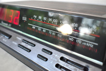 Charger l'image dans la galerie, Wood Grain 1980s 90s Radio Shack Realistic Model 12-1577 AM FM Digital Alarm Clock Radio! Excellent Condition!