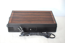 Charger l'image dans la galerie, Wood Grain 1980s 90s Radio Shack Realistic Model 12-1577 AM FM Digital Alarm Clock Radio! Excellent Condition!