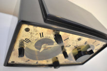 Charger l&#39;image dans la galerie, Obsidian Black 1953 Silvertone Model 3007 Vacuum Tube AM Clock Radio Excellent Condition! Rare Model!