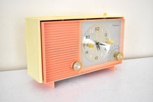 Charger l&#39;image dans la galerie, Pink and Ivory 1964 Silvertone Model 5039 Vacuum Tube AM Clock Radio Excellent Condition and Great Sounding!