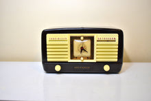 画像をギャラリービューアに読み込む, Umber Brown Bakelite 1952 Sylvania Model 540M Vacuum Tube AM Clock Radio Beautiful and Works Like a Charm!
