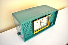 Charger l&#39;image dans la galerie, Sherwood Green Mid Century Vintage 1959 Sylvania Model 598 AM Vacuum Tube Alarm Clock Radio Rare Working Panelescent Clock Display! Excellent Condition!