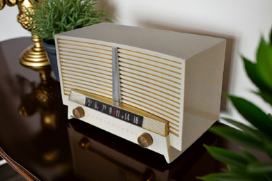Ivory White 1955 Westinghouse H-435T5 AM Vacuum Tube Retro Radio Excellent Condition Sounds Great!
