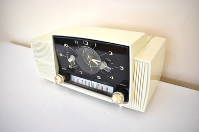 アルパイン ホワイト ミッドセンチュリー 1959 ゼネラル エレクトリック モデル 913D 真空管 AM クロック ラジオ ビューティー サウンド ファンタスティックな人気モデル！