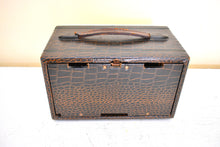 Load image into Gallery viewer, Alligator Wood 1950 Travler Model 5022 AM Portable Vacuum Tube Radio Excellent Condition! Sounds Great!