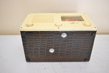 Load image into Gallery viewer, Alligator Wood 1950 Travler Model 5022 AM Portable Vacuum Tube Radio Excellent Condition! Sounds Great!