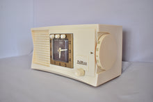 Load image into Gallery viewer, Vanilla Ivory 1955 Travler Model 55C42 Vacuum Tube AM Radio Rare Design! Sounds Great! Excellent Condition!