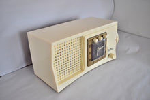 Load image into Gallery viewer, Vanilla Ivory 1955 Travler Model 55C42 Vacuum Tube AM Radio Rare Design! Sounds Great! Excellent Condition!