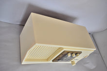 Load image into Gallery viewer, Vanilla Ivory 1955 Travler Model 55C42 Vacuum Tube AM Radio Rare Design! Sounds Great! Excellent Condition!