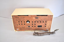 Load image into Gallery viewer, Vanilla Ivory 1955 Travler Model 55C42 Vacuum Tube AM Radio Rare Design! Sounds Great! Excellent Condition!