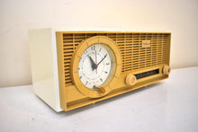 画像をギャラリービューアに読み込む, Harvest Gold 1963 Truetone Model 59C22 AM Vacuum Tube Radio Sounds Great! Excellent Condition!