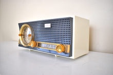 Charger l&#39;image dans la galerie, Charcoal White 1959 Travler C240 Vacuum Tube AM Clock Radio Excellent Condition! Sounds Fantastic!