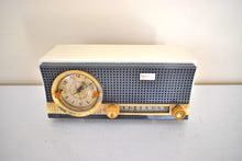 Charger l&#39;image dans la galerie, Charcoal White 1959 Travler C240 Vacuum Tube AM Clock Radio Excellent Condition! Sounds Fantastic!