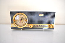 Charger l&#39;image dans la galerie, Charcoal White 1959 Travler C240 Vacuum Tube AM Clock Radio Excellent Condition! Sounds Fantastic!
