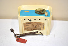 Load image into Gallery viewer, Turquoise and White 1959 Travler Model T-204 AM Vacuum Tube Radio Cute As A Button! Sounds Awesome!