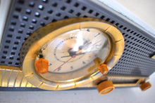 Charger l&#39;image dans la galerie, Charcoal White 1959 Travler C240 Vacuum Tube AM Clock Radio Excellent Condition! Sounds Fantastic!