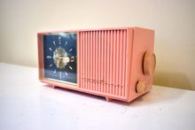 画像をギャラリービューアに読み込む, Bubble Gum Pink 1957 Truetone Model 2852 AM Vacuum Tube Alarm Clock Radio Rare Color! Sounds Great!
