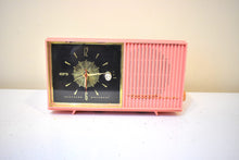 Charger l&#39;image dans la galerie, Bubble Gum Pink 1957 Truetone Model 2852 AM Vacuum Tube Alarm Clock Radio Rare Color! Sounds Great!