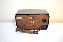 Charger l&#39;image dans la galerie, Oxblood Burgundy 1952 Westinghouse Model H355-T5 Vacuum Tube AM Clock Radio Beauty Sounds Fantastic!