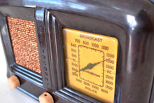 Charger l&#39;image dans la galerie, Walnut Brown Bakelite 1936 Westinghouse Model WR-120 Vacuum Tube AM Shortwave Radio Works Great! Excellent Plus Condition!