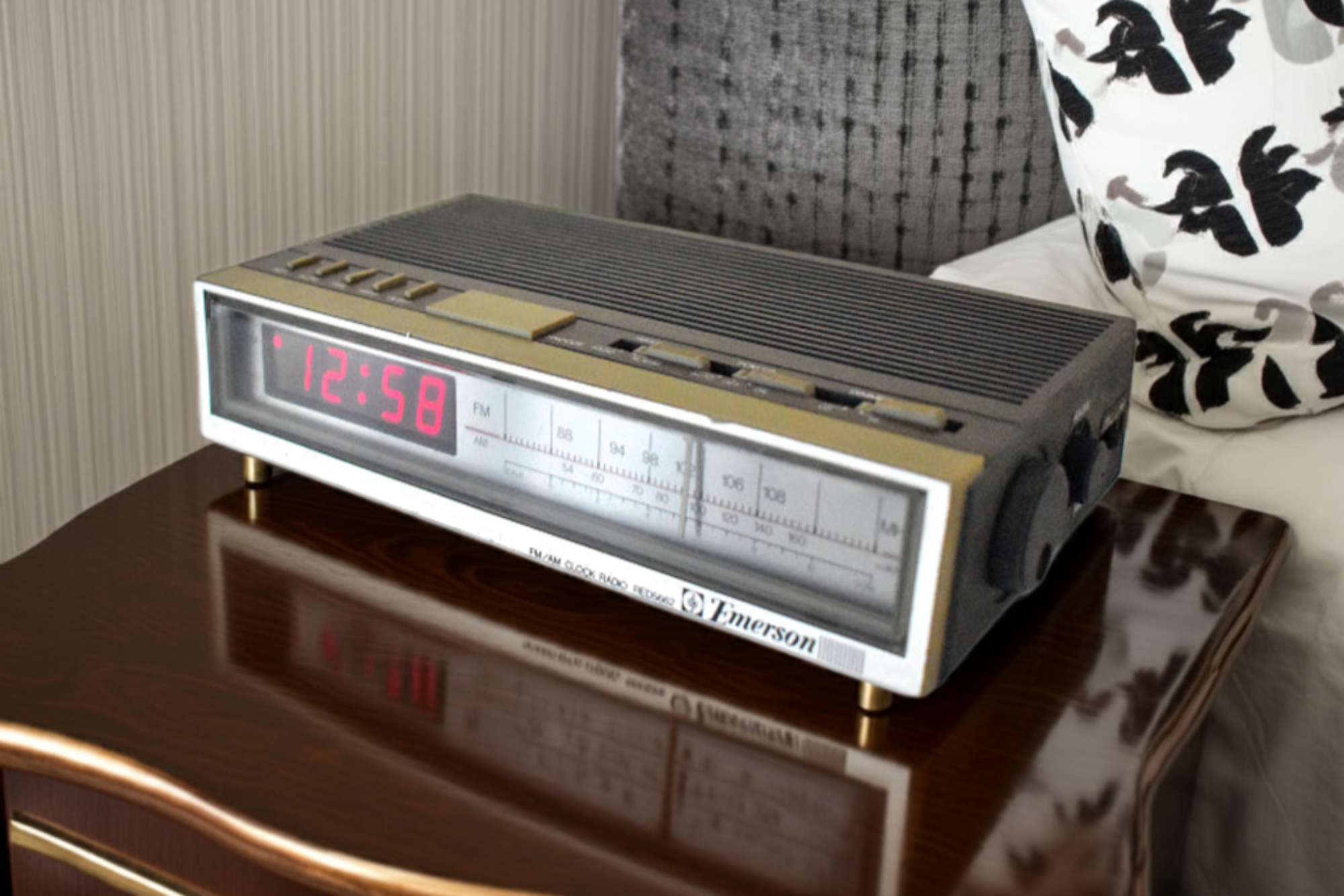 Wood Grain 1980s Emerson Model RED6552 AM FM Digital Alarm Clock Radio! Excellent Condition! 