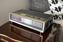 Charger l&#39;image dans la galerie, Wood Grain 1980s Emerson Model RED6552 AM FM Digital Alarm Clock Radio! Excellent Condition! 