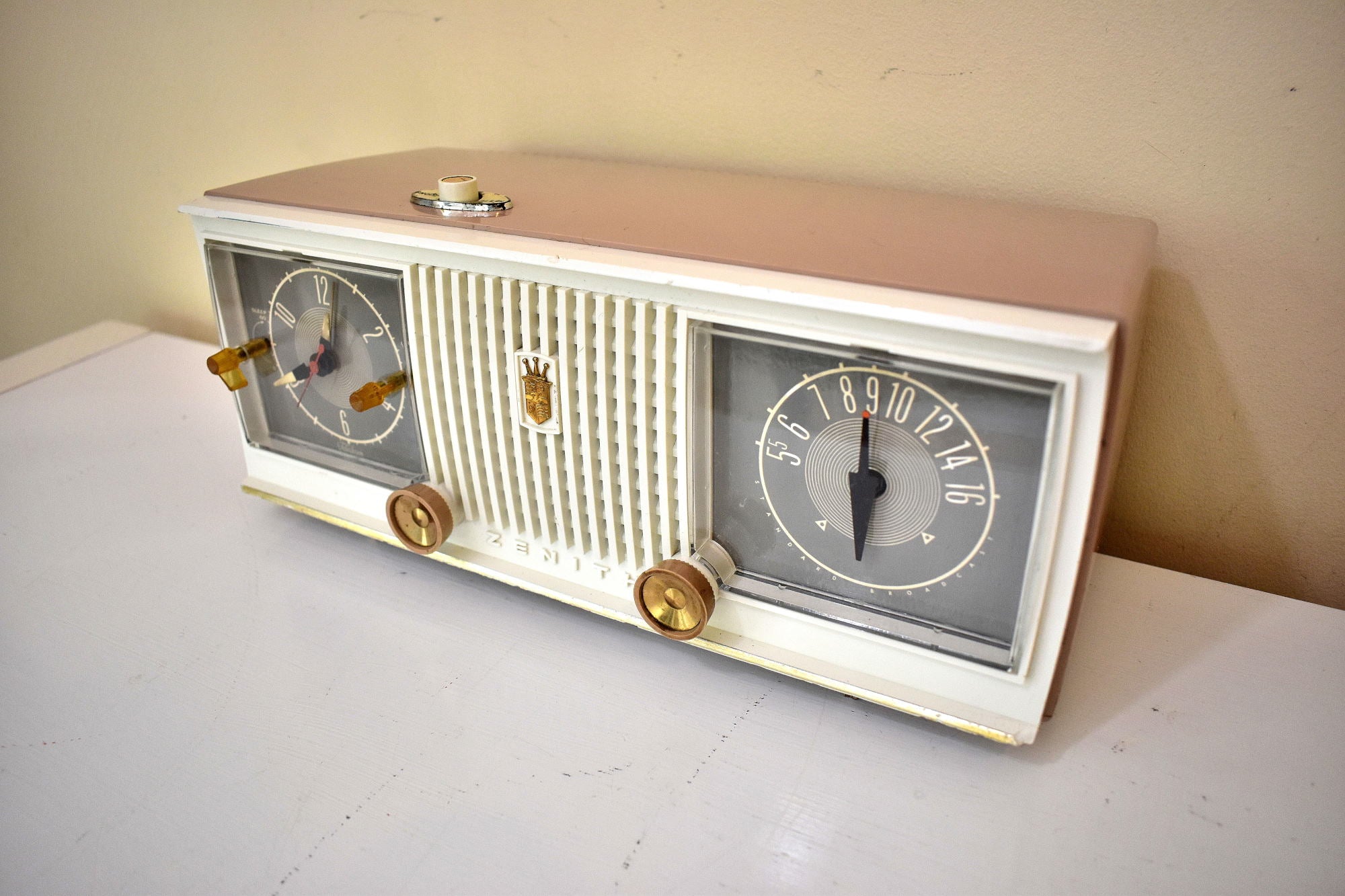 Sandalwood Tan and White 1960 Zenith Model C519 'The Nocturne' AM Vacu ...