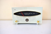 画像をギャラリービューアに読み込む, グレイシャー ホワイト 1956 ゼニス モデル A615 真空管 AM ラジオのサウンドは素晴らしいです。希少でユニークなミッドセンチュリー！ 